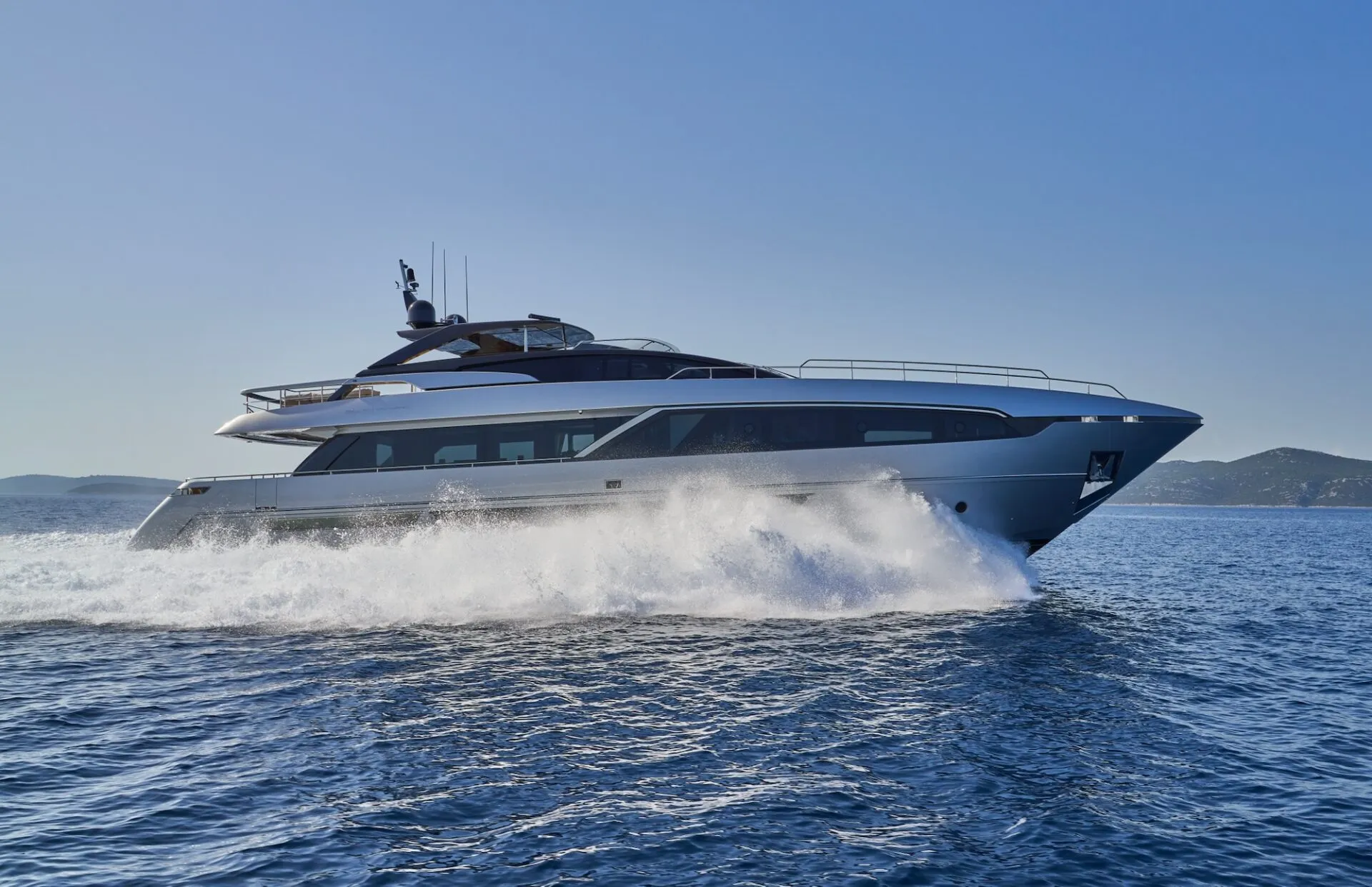 Luxus auf dem Mittelmeer: Die Nikita Riva 100 Corsaro chartern!