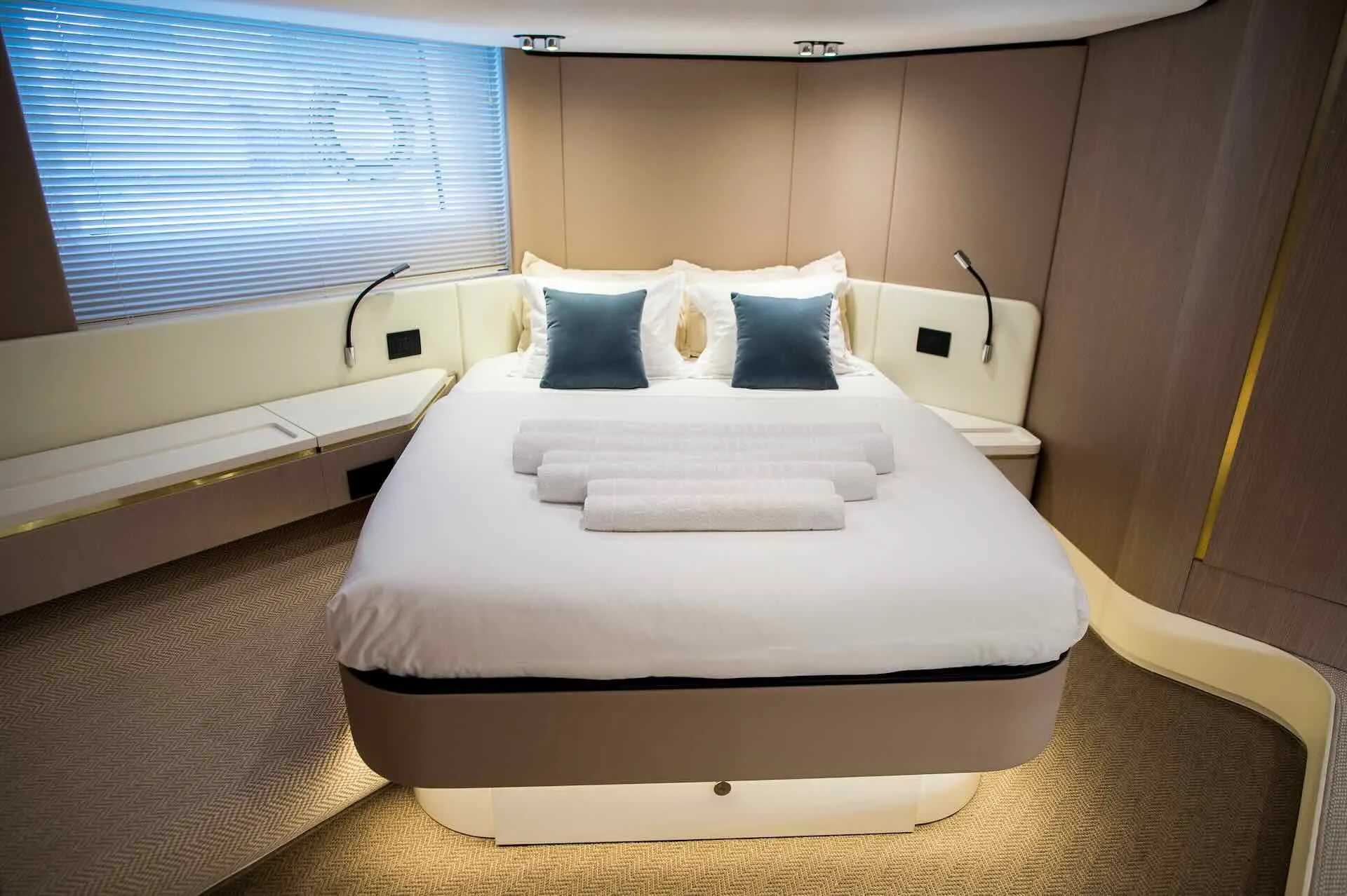 MAWI Azimut 55 Fly luxury yacht for sale