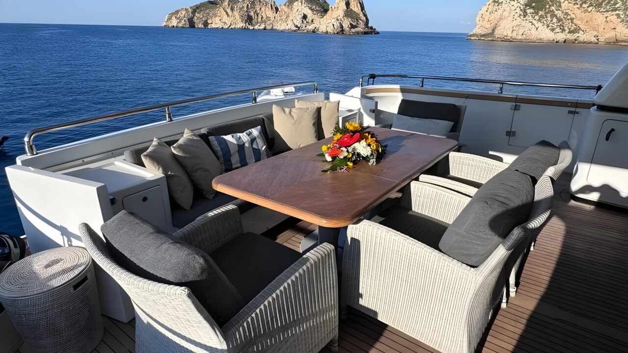 BLUE MOON aft deck dining