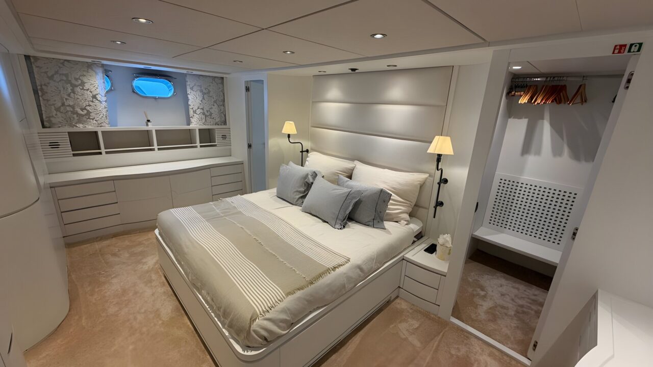 BLUE MOON guest cabin